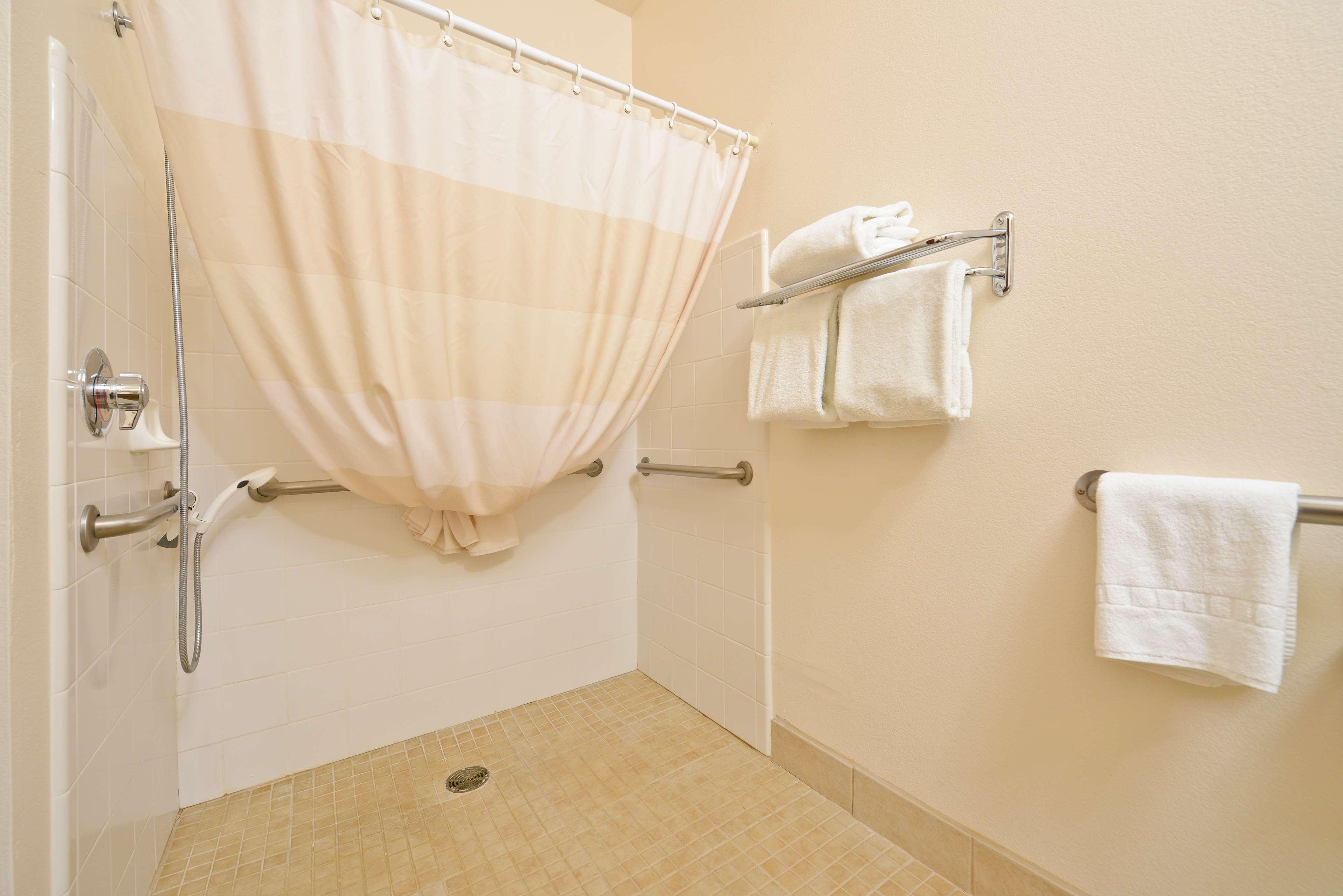 Best Western Plus Wakeeney Inn & Suites Room photo