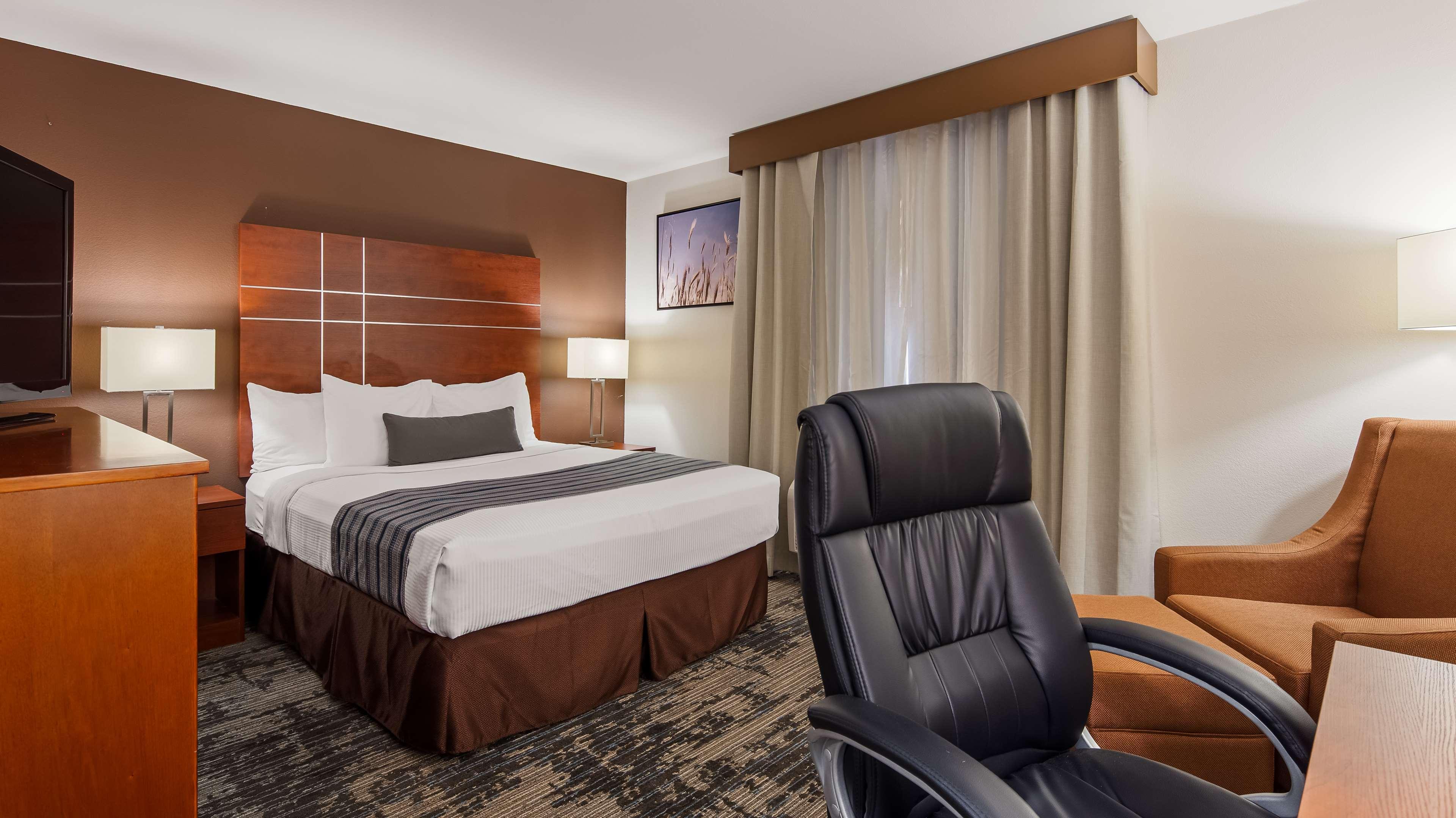 Best Western Plus Wakeeney Inn & Suites Exterior photo