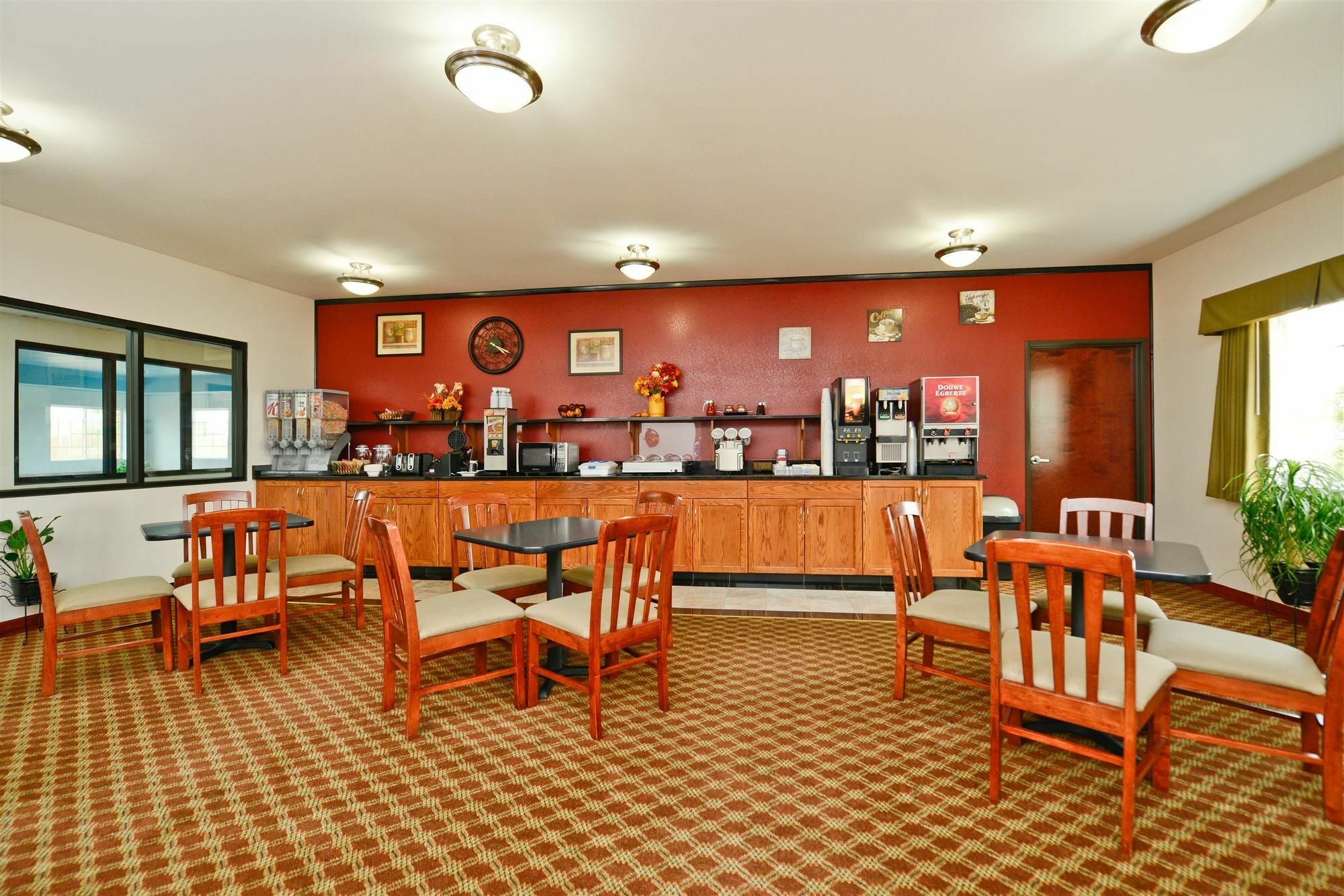 Best Western Plus Wakeeney Inn & Suites Exterior photo