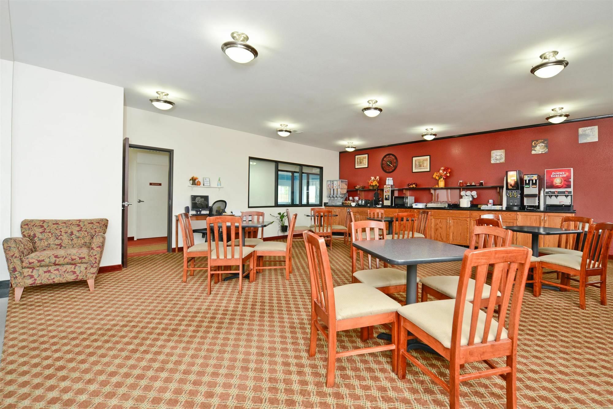 Best Western Plus Wakeeney Inn & Suites Exterior photo