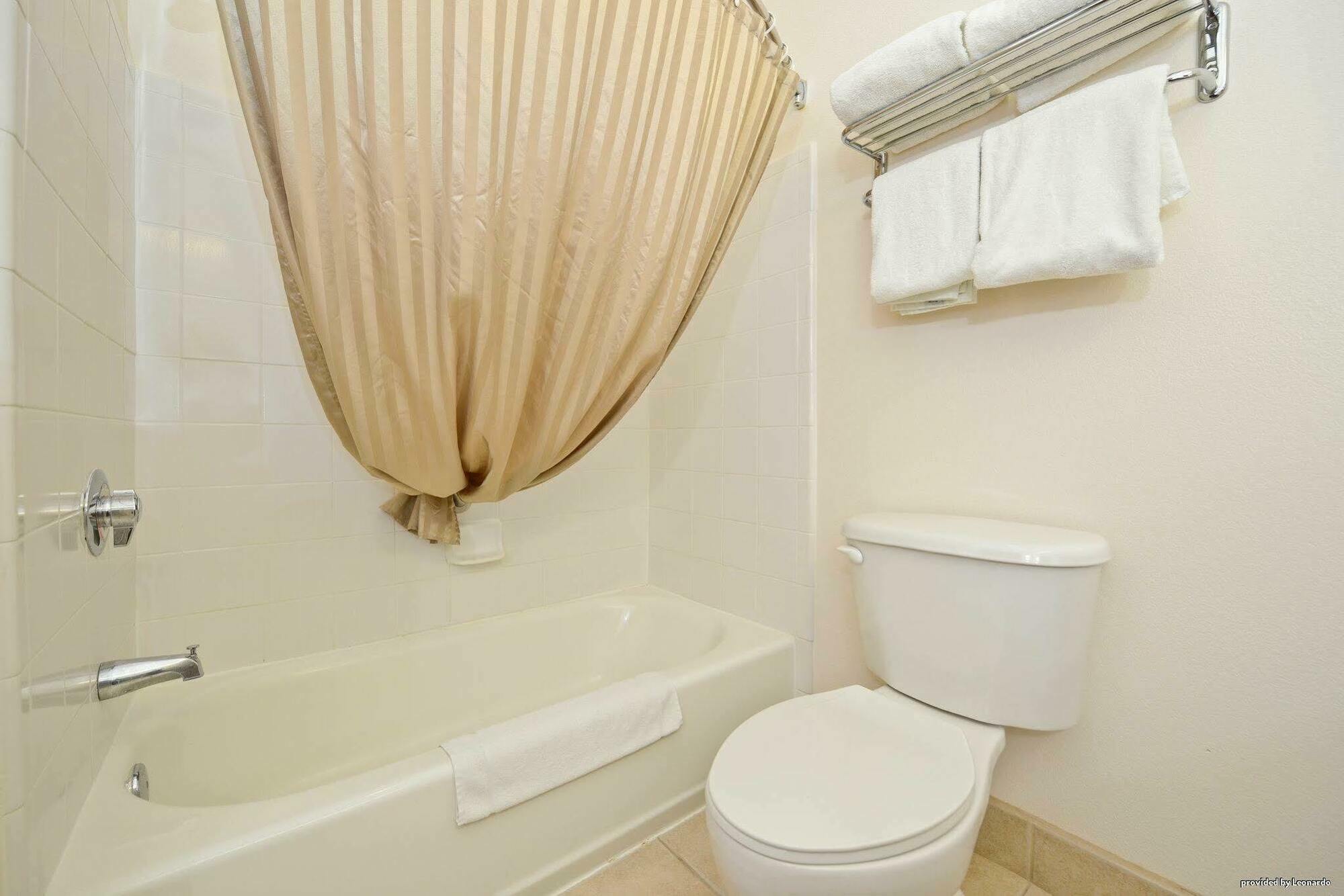 Best Western Plus Wakeeney Inn & Suites Room photo