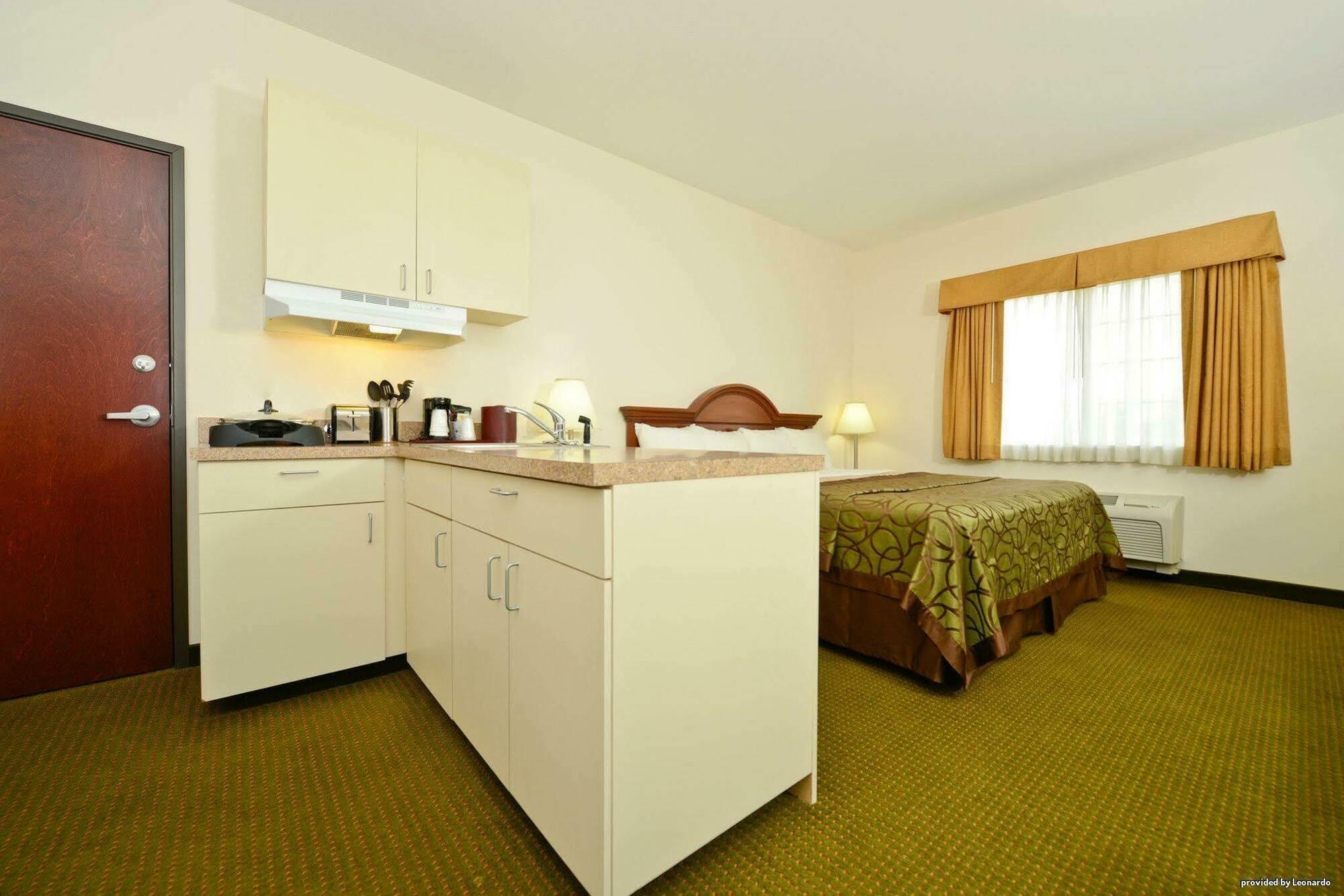 Best Western Plus Wakeeney Inn & Suites Exterior photo